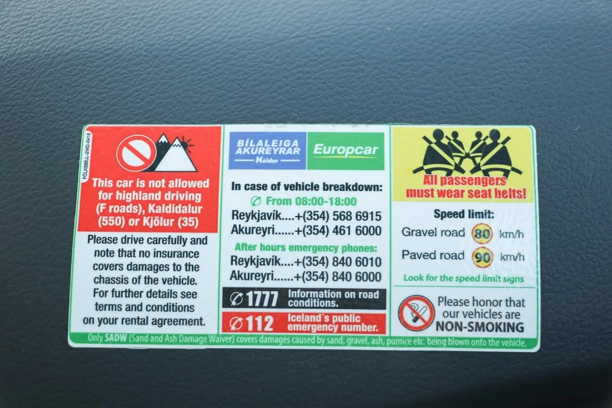 Autocollant de location de voiture avec consignes de sécurité et numéros d'urgence