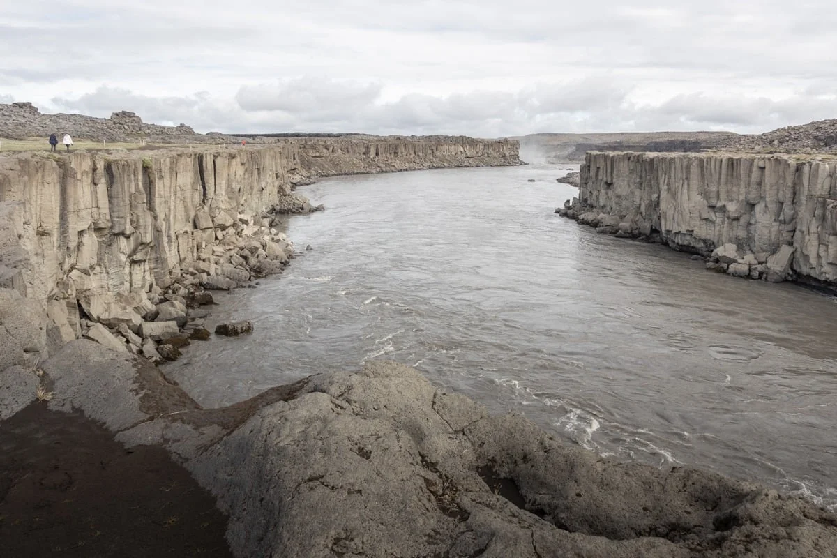 Canyon aux parois de basalte encadrant une rivière