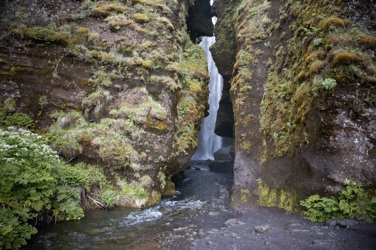 Cascade étroite dans une cavité entre deux falaises rocheuses
