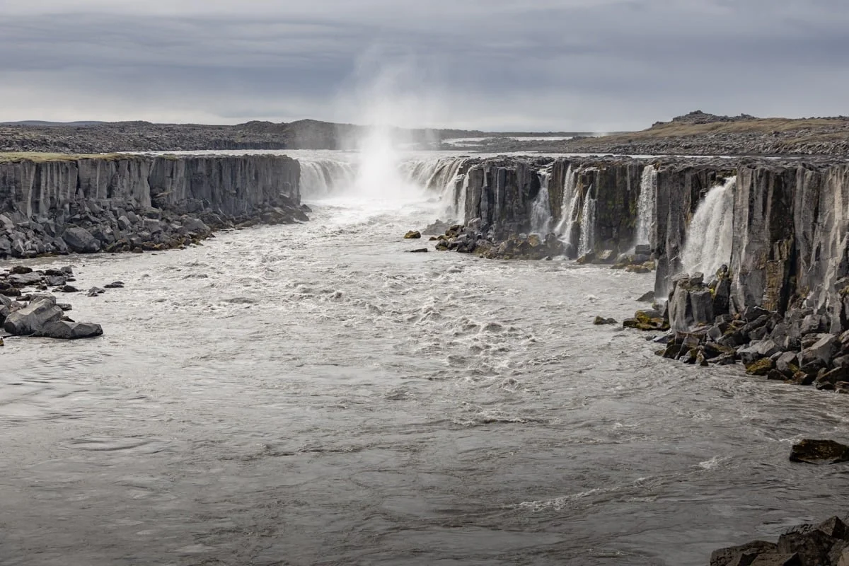 Canyon avec colonnes de basalte et cascades