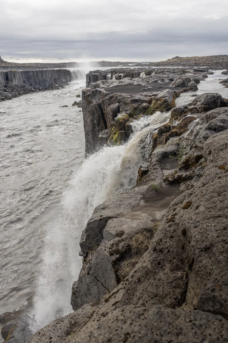 Cascade puissante jaillissant entre des falaises