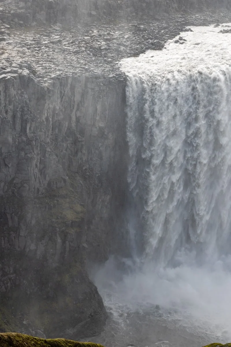 Puissante cascade déversant ses eaux dans une gorge rocheuse brumeuse