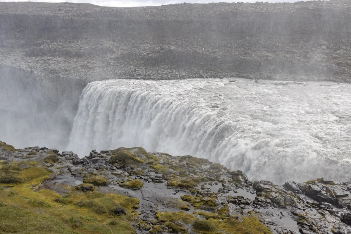 Grande cascade plongeant dans un canyon rocheux