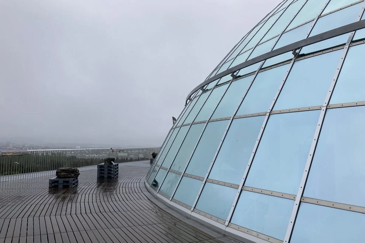 Dôme en verre sur terrasse en bois