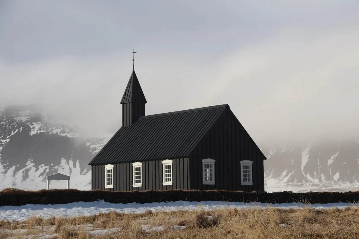 Eglise noire de Budir en hiver