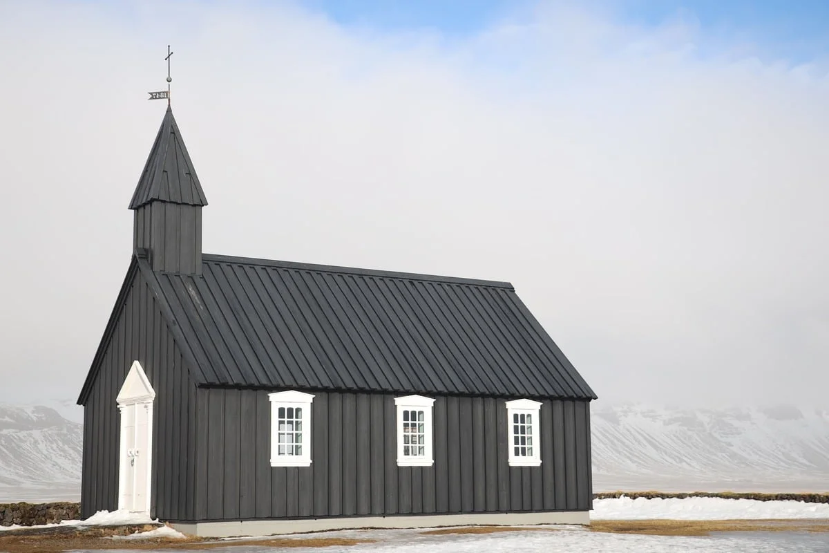 Eglise noire entourée de neige