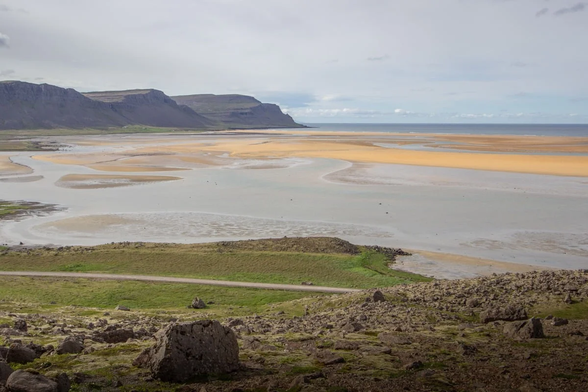Fjord à marée basse avec bancs de sable dorés