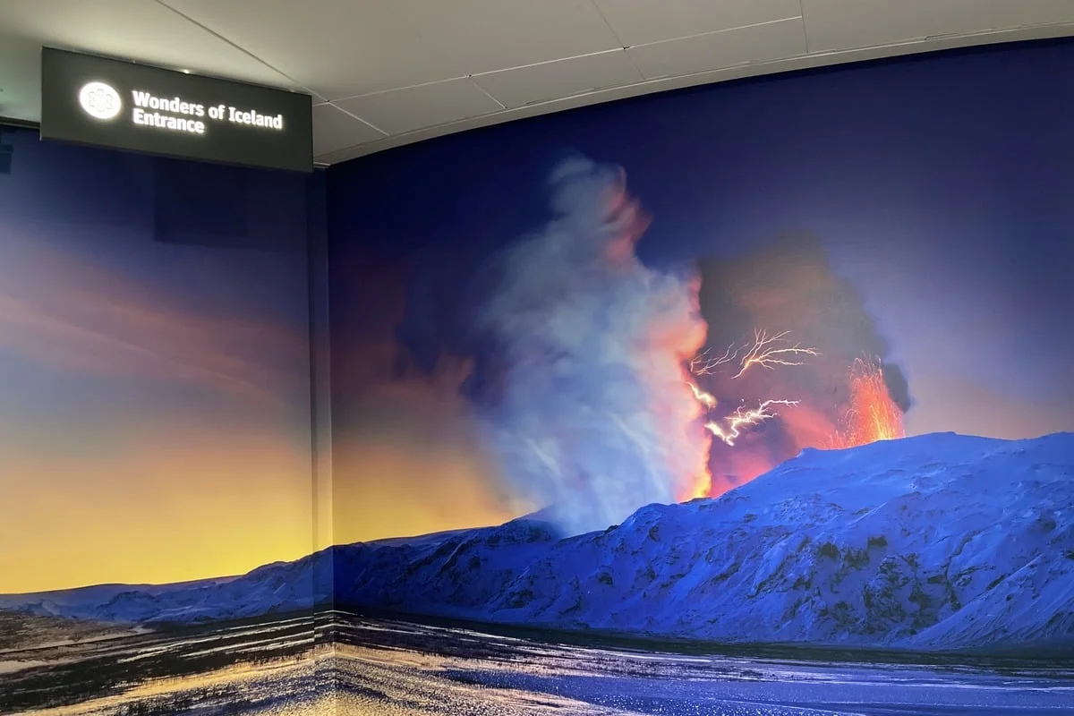 Grande fresque murale représentant une éruption volcanique avec éclairs