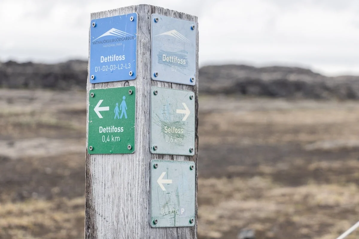 Poteau en bois avec panneaux de signalisation