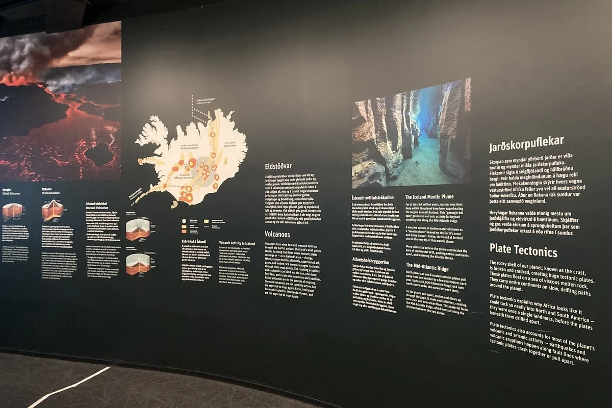 Panneau d'exposition sur la géologie volcanique avec cartes et textes