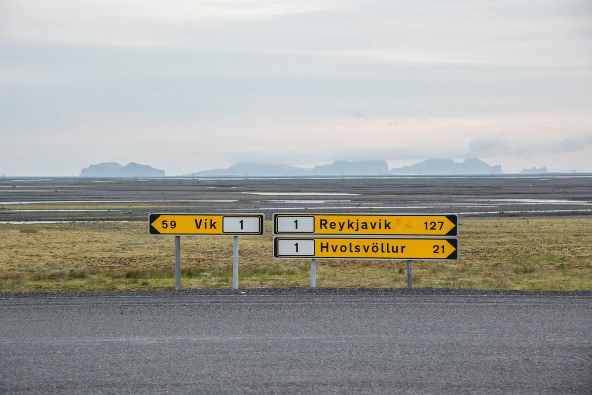 Panneaux de signalisation jaunes indiquant des destinations