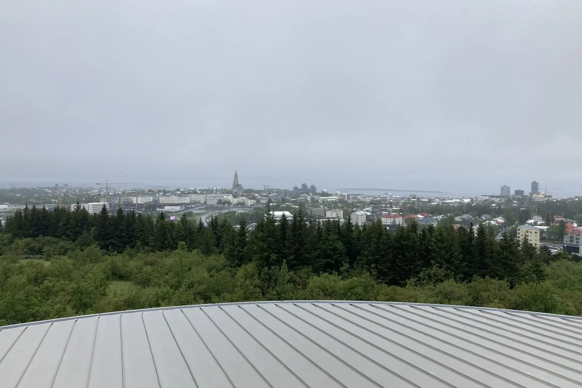 Vue panoramique de Reykjavik sous ciel nuageux