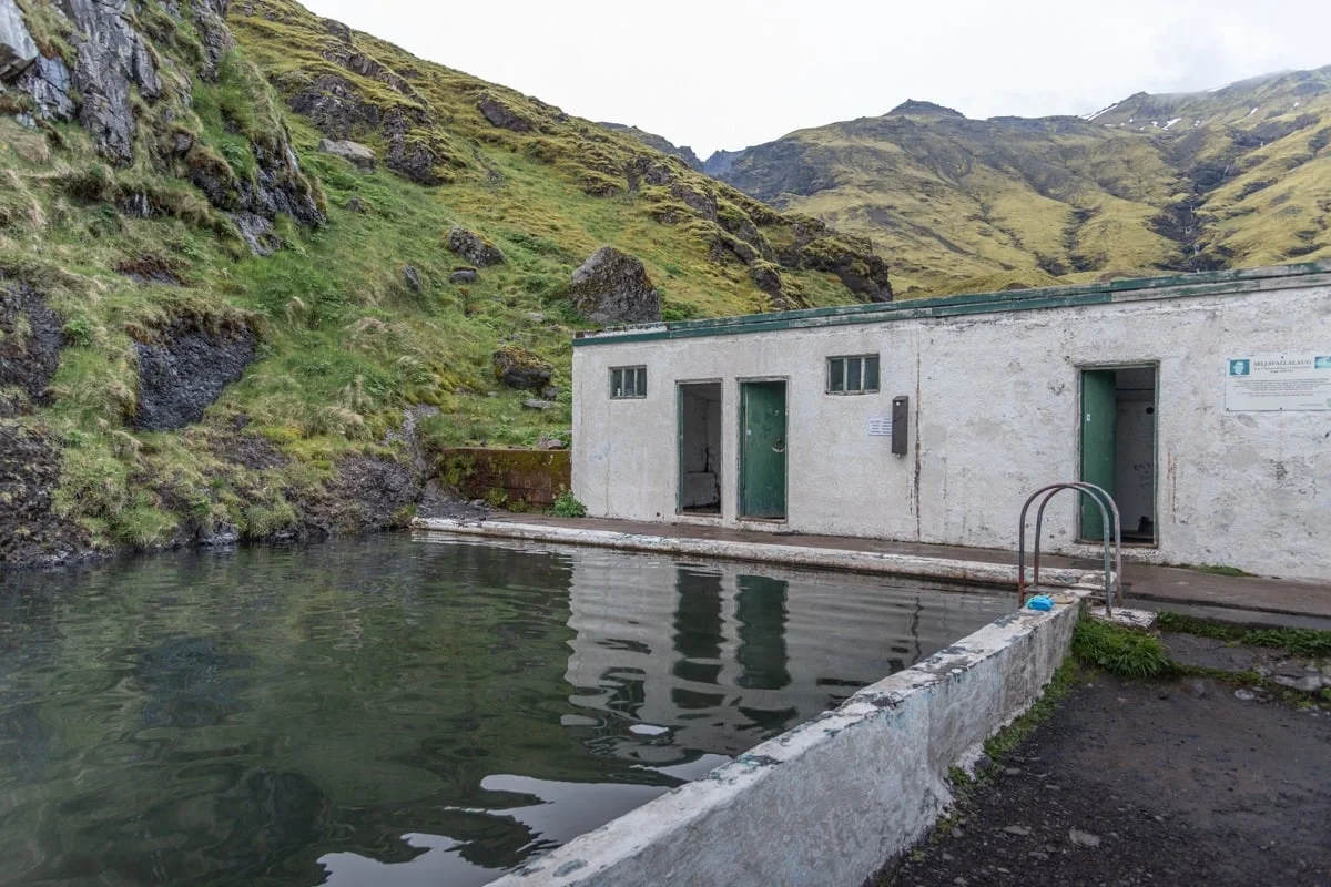 Piscine naturelle en plein air avec bâtiment blanc
