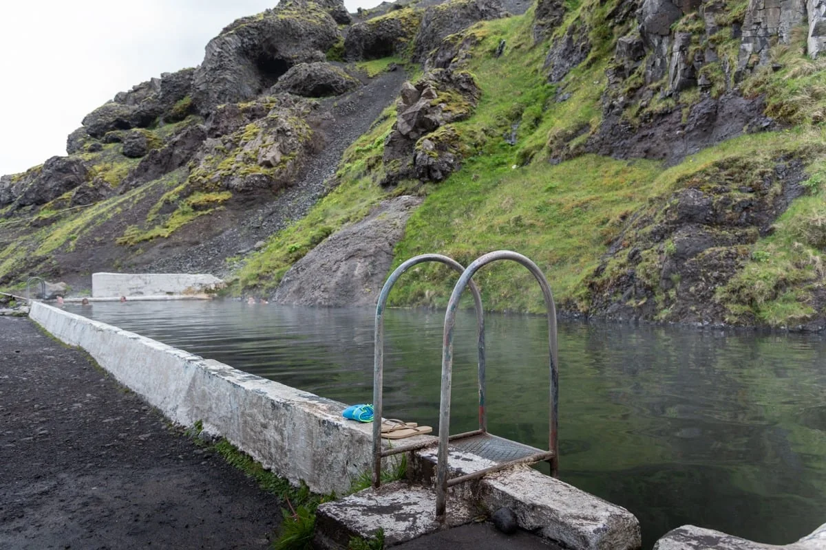Piscine extérieure en béton avec échelle métallique