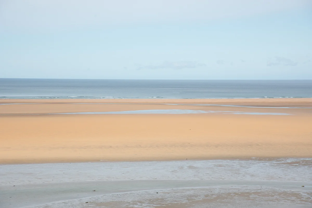 Plage dorée et océan