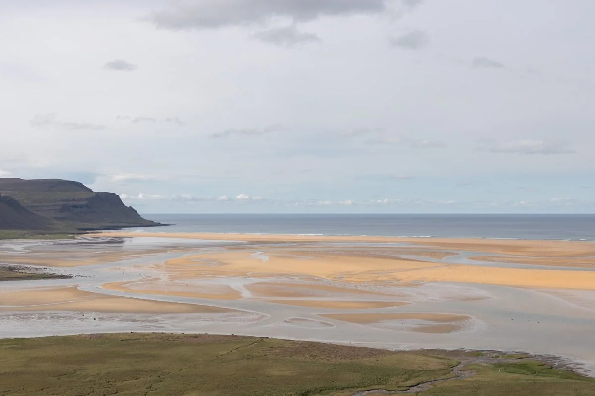Vaste plage de sable dorée à marée basse