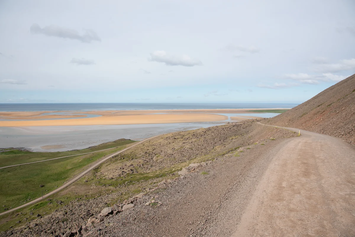 Route de terre qui longe la côte