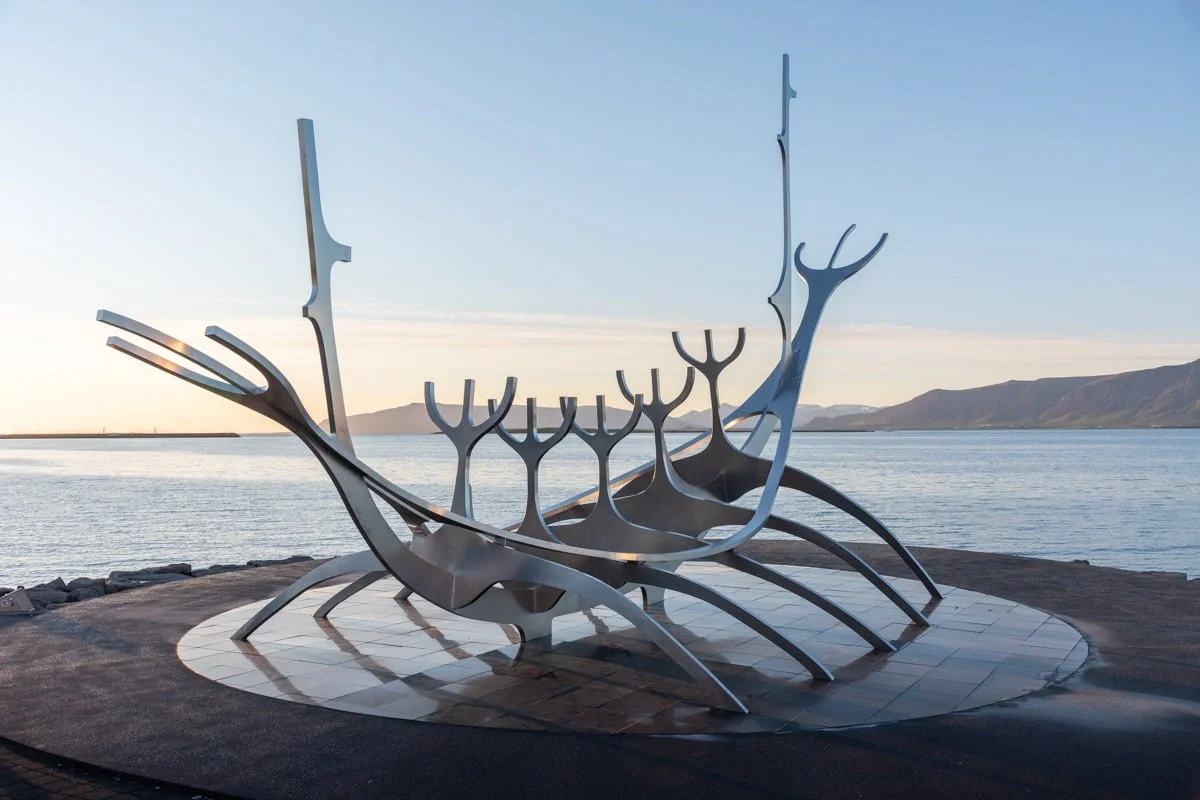 Grande sculpture en acier représentant un drakkar