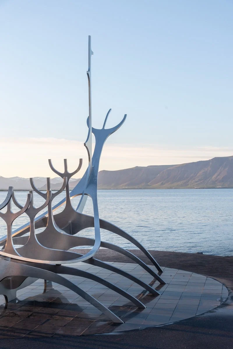 Sculpture d'un bateau viking au bord de l'eau