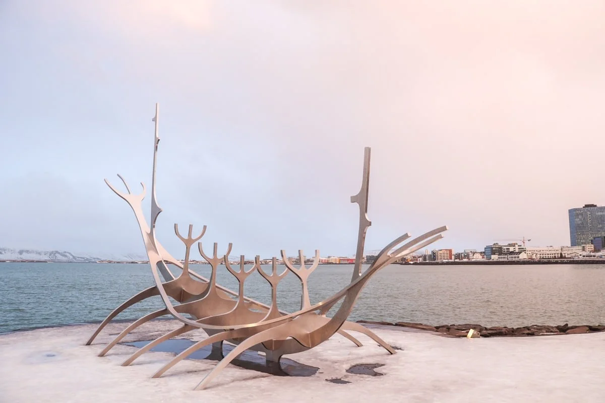 Voyageur du soleil en hiver avec de la neige