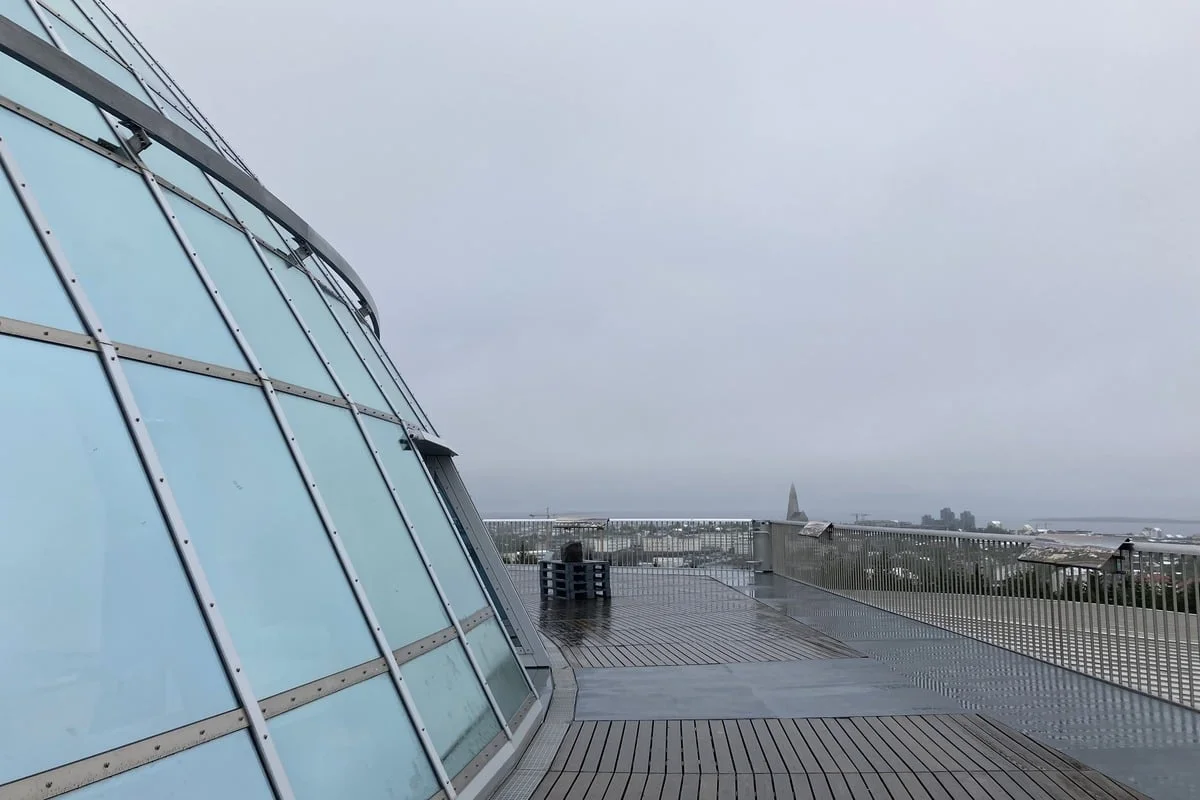 Terrasse extérieure avec dôme en verre bleuté