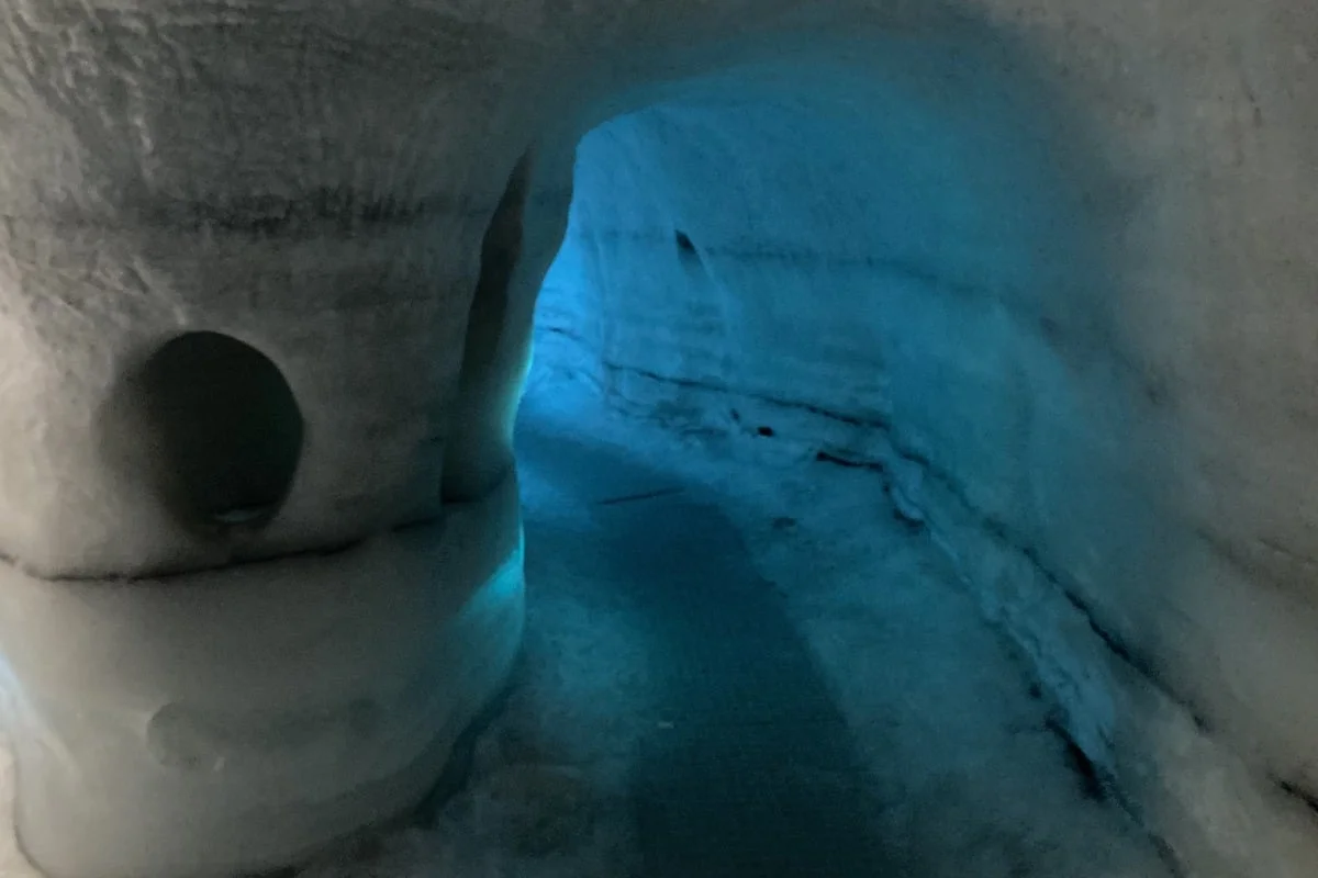 Couloir intérieur d'un faux tunnel de glace éclairé en bleu