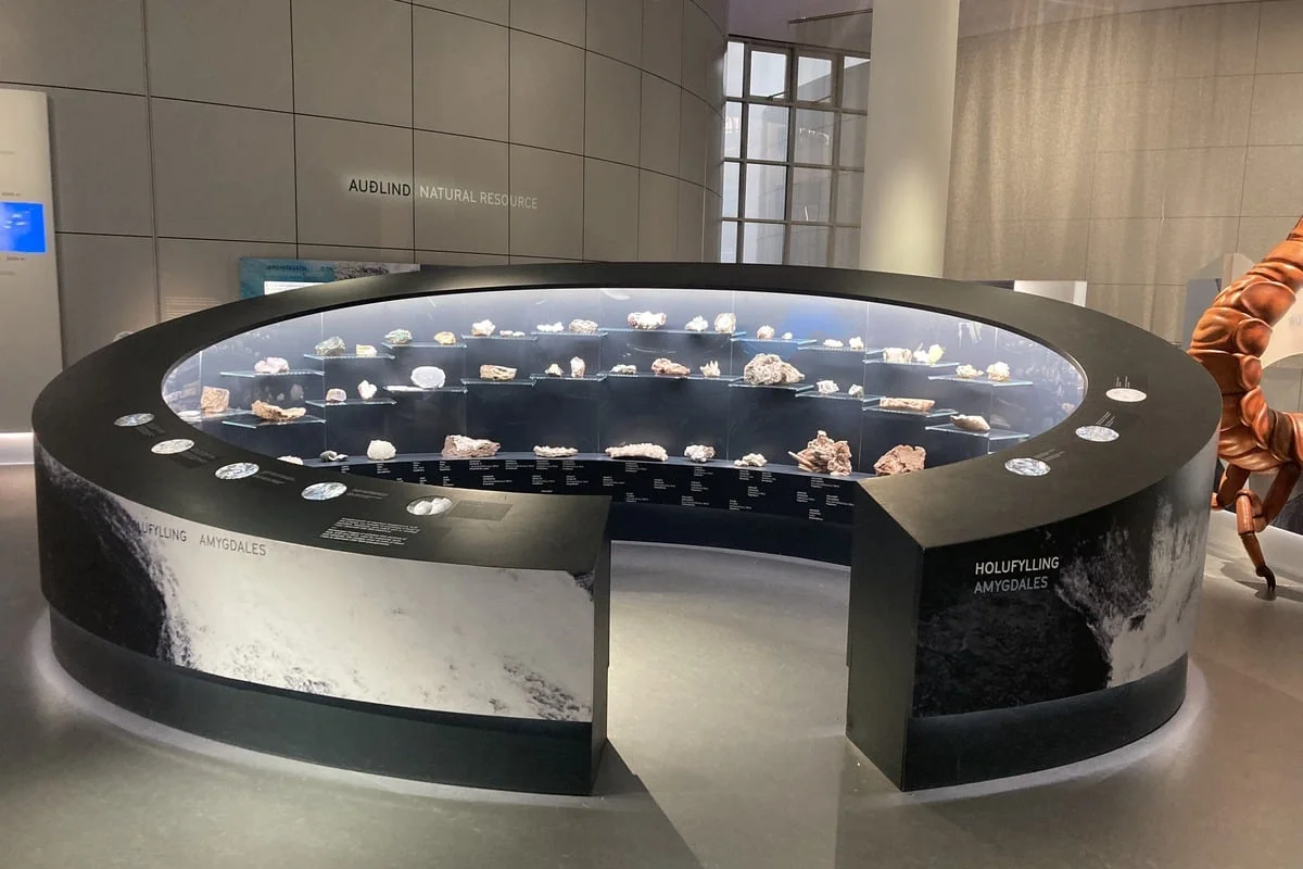 Vitrine circulaire présentant une collection de minéraux et roches