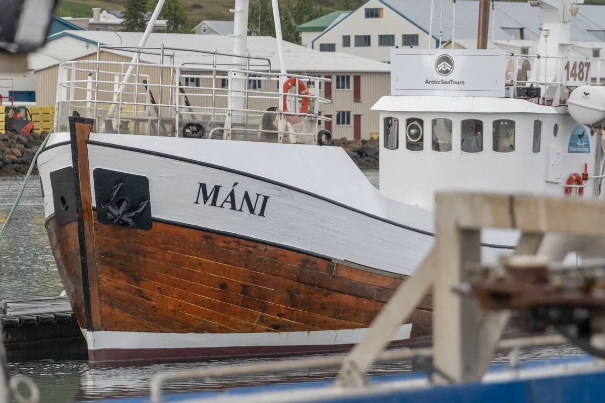 Proue d'un bateau en bois nommé Máni amarré dans un port