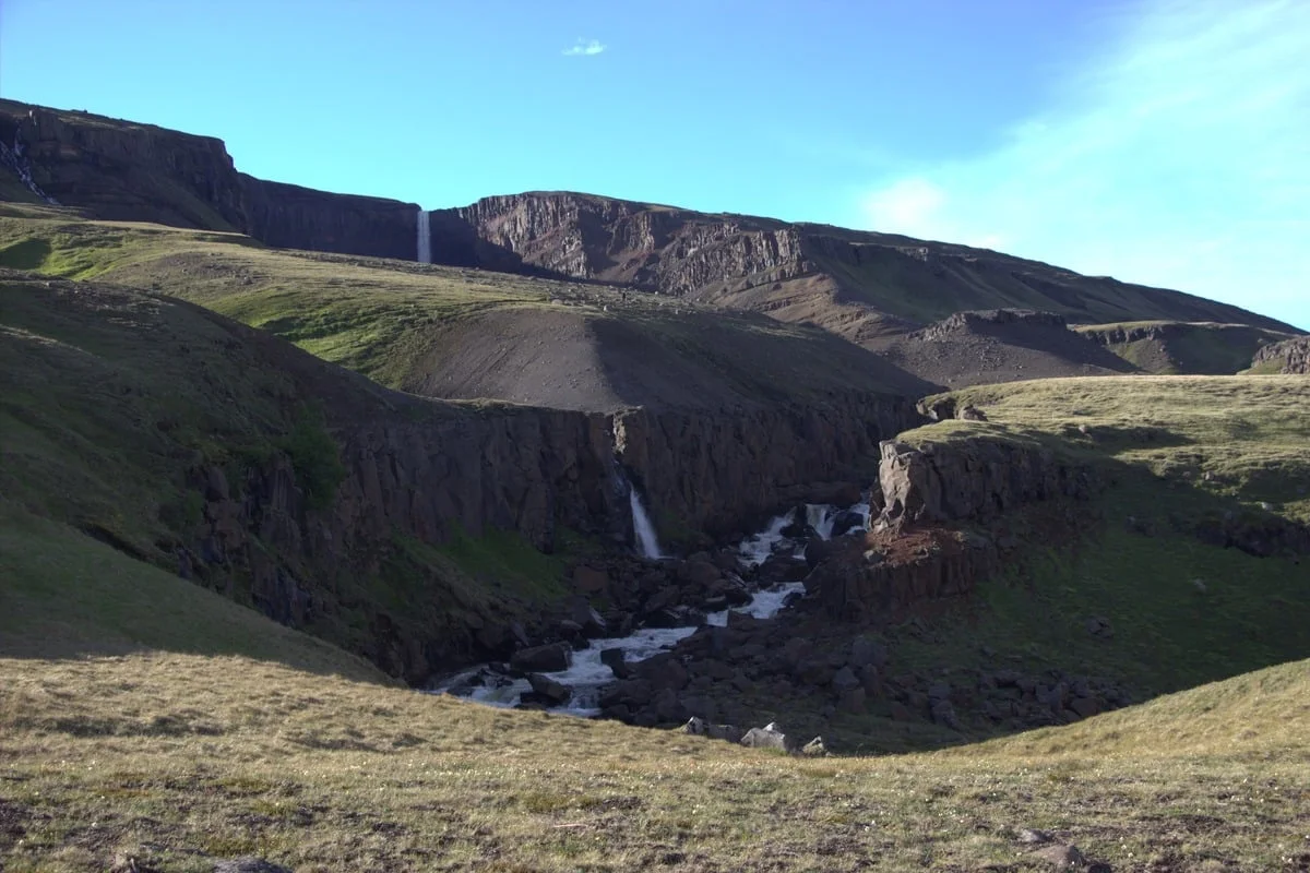 Canyon volcanique avec deux cascades et rivière au fond