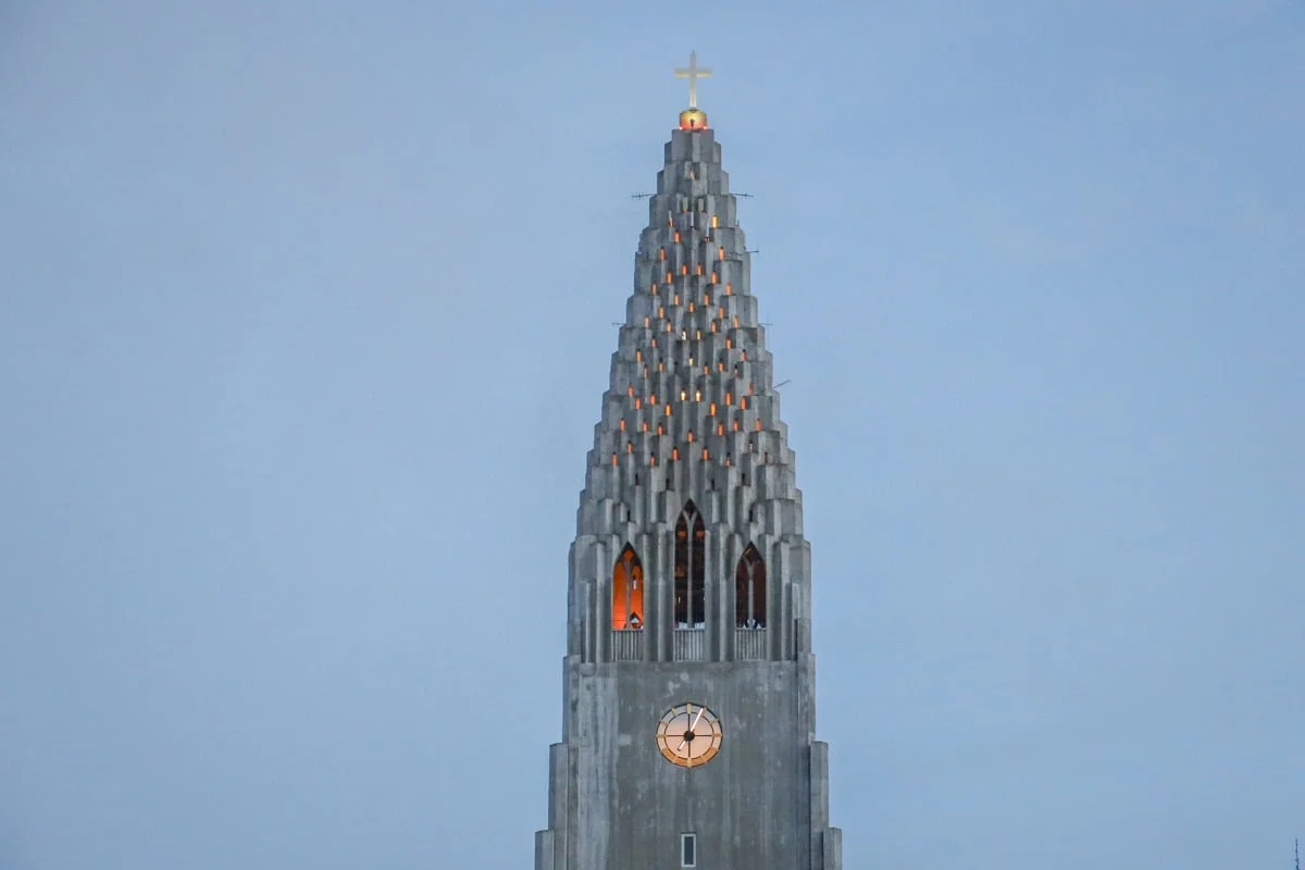 Clocher d'église moderne avec vitraux orangés éclairés au crépuscule