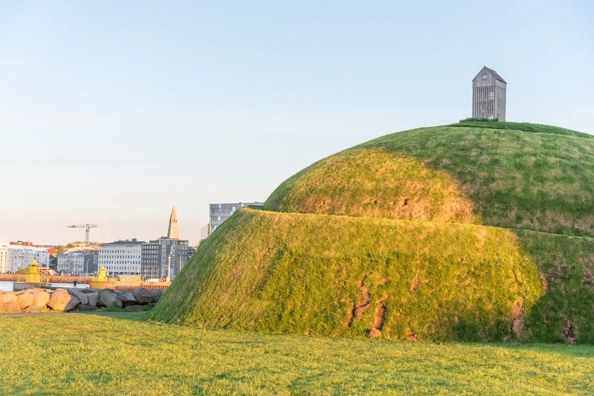 Thufa gazonné avec la skyline de Reykjavik derrière