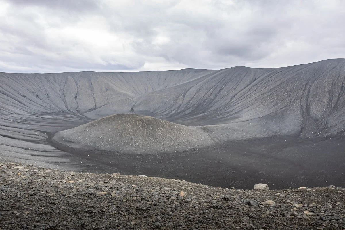 Cratère volcanique aux parois de cendre noire