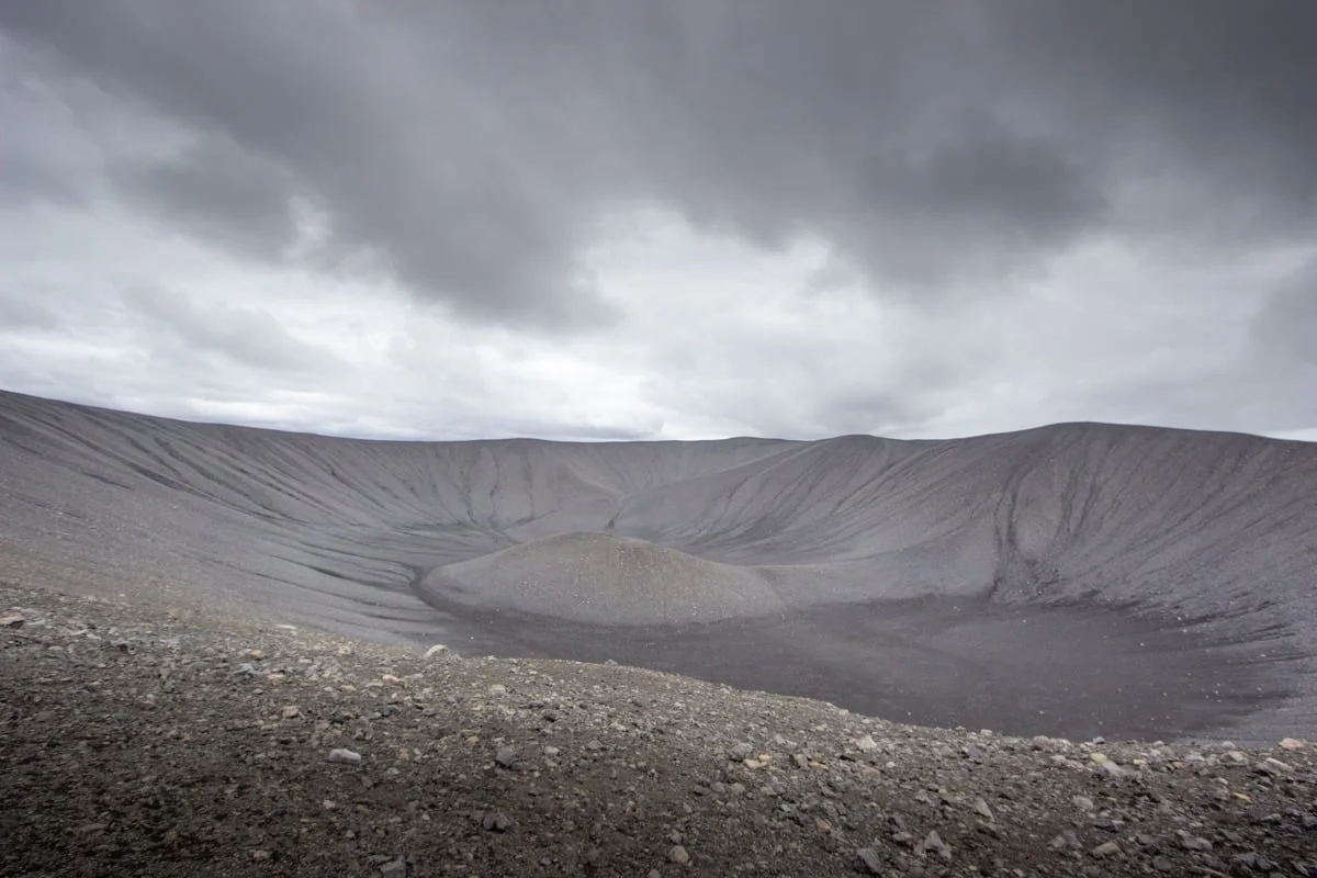 Cratère volcanique de cendres noires