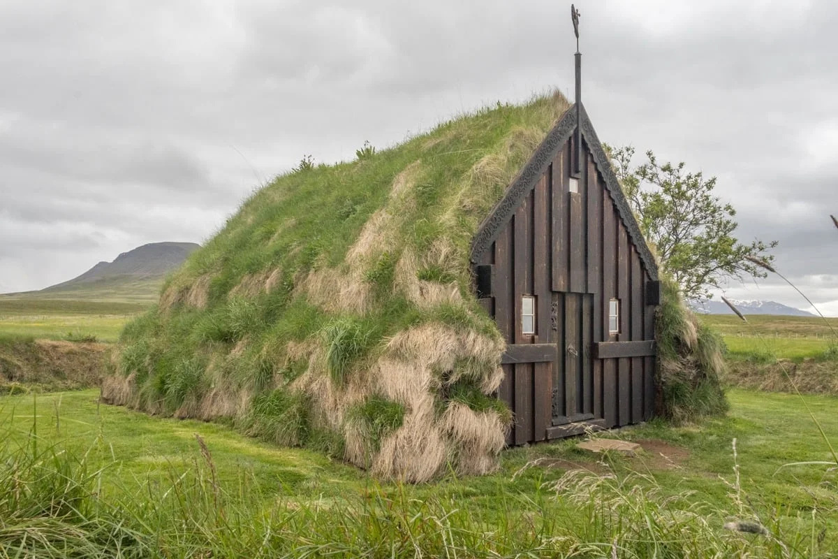 Petite église en bois recouverte d'un toit de tourbe et d'herbe