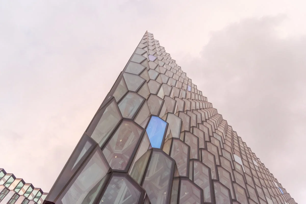 Façade géométrique en verre d'un bâtiment moderne vue en contre-plongée