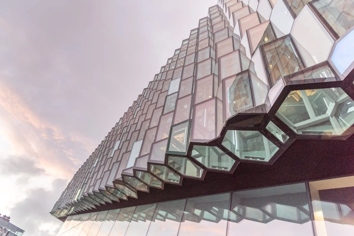 Façade en verre géométrique du Harpa vue en contre-plongée