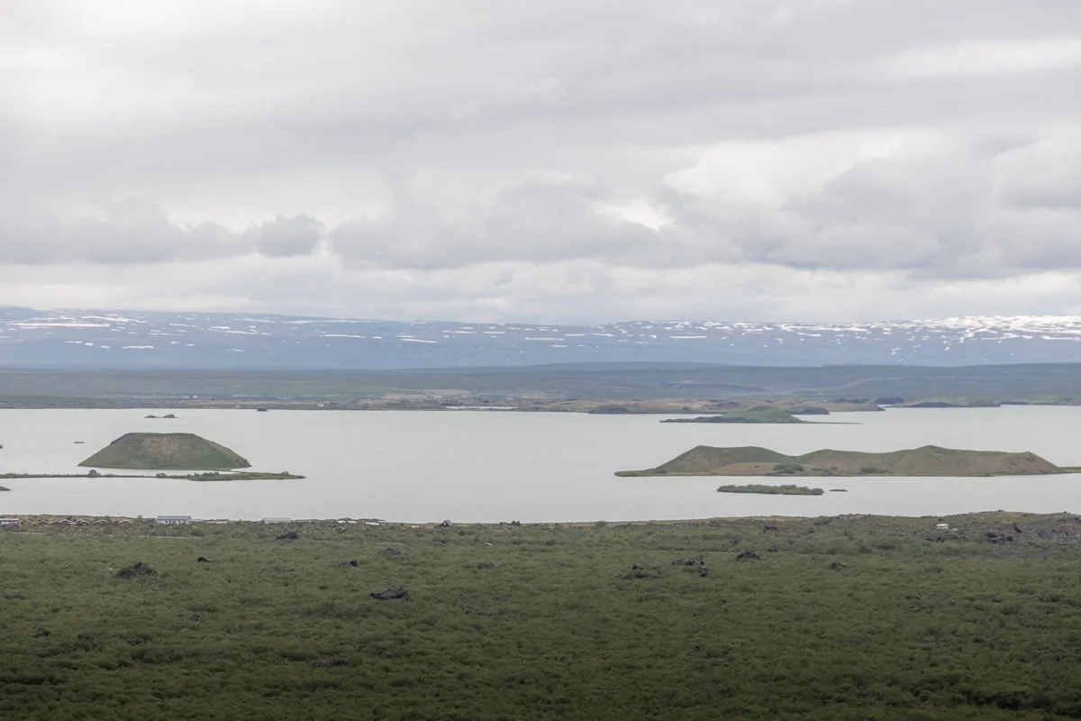 Vue panoramique d'un lac avec petites îles volcaniques verdoyantes