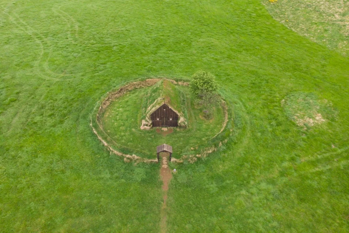 Vue aérienne de l'église en tourbe entourée d'un anneau herbeux