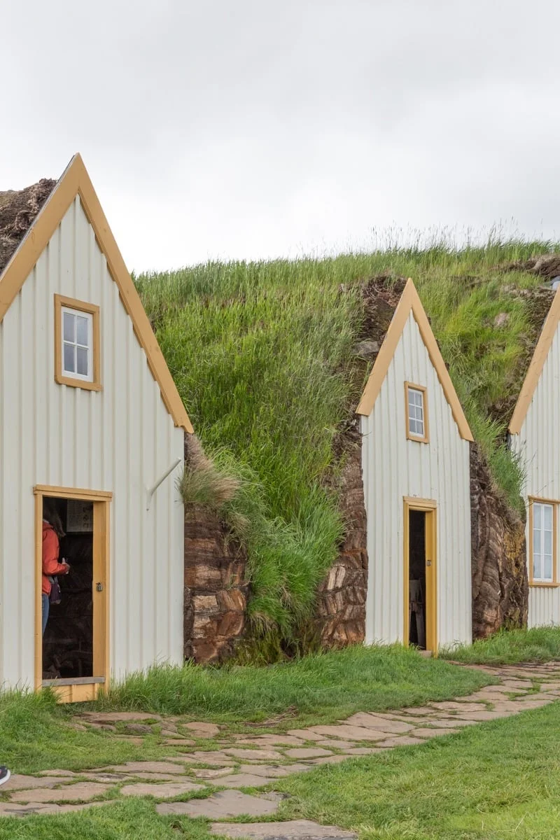Maisons traditionnelles en tourbe avec facades blanches et toits végétalisés