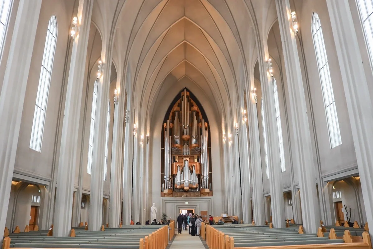 Nef d'église gothique moderne avec grand orgue au fond