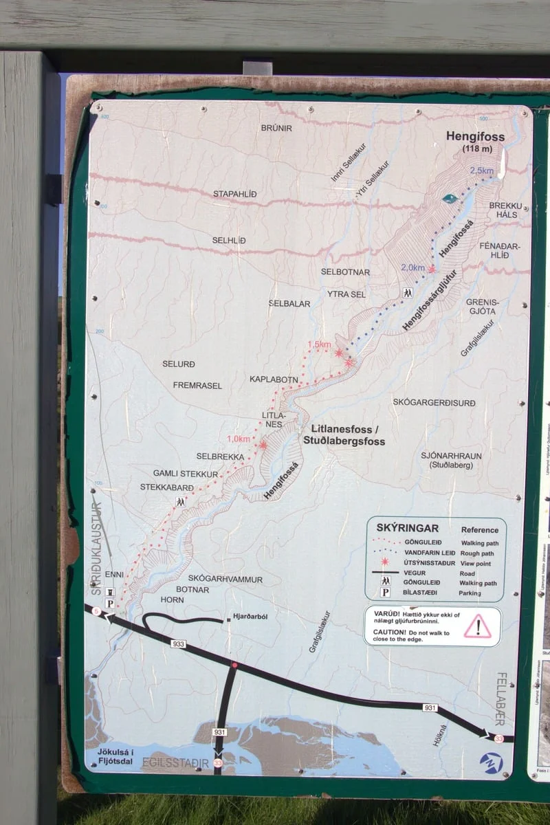 Panneau d'information avec carte des sentiers vers des cascades