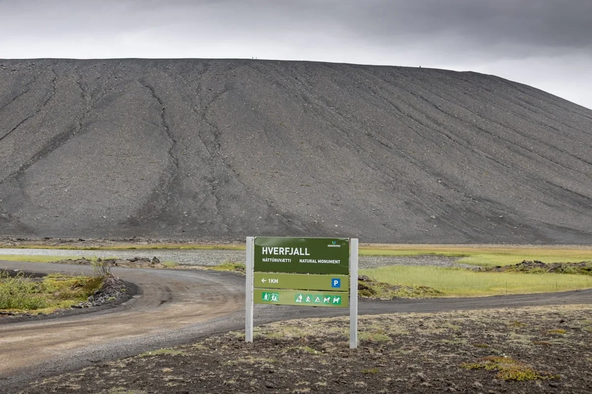 Panneau indicateur de Hverfjall devant un grand cratère volcanique noir