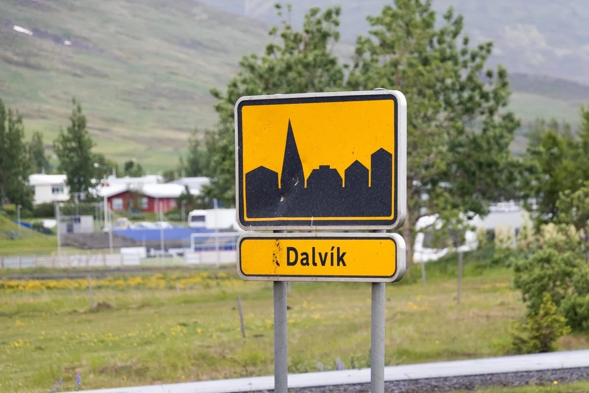 Panneau de signalisation jaune de Dalvik
