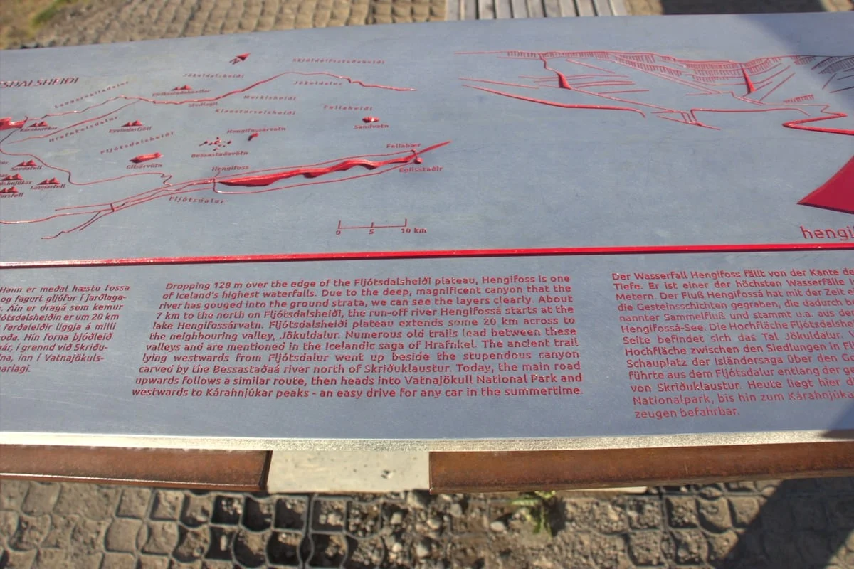 Panneau touristique en métal avec carte et textes multilingues