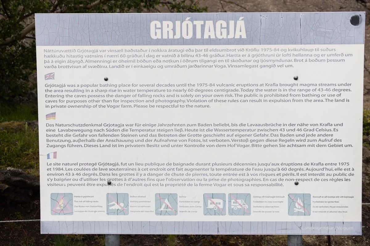 Panneau d'information multilingue sur le site naturel protégé de Grjotagja
