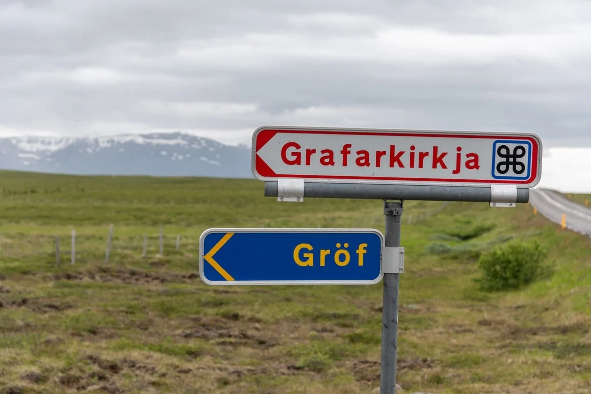 Deux panneaux de signalisation routière dont celui du site touristique de Grafarkirkja (en rouge)