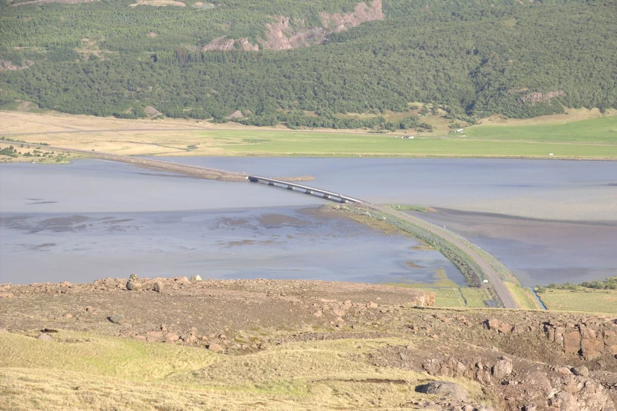 Vue aérienne d'un pont enjambant une rivière