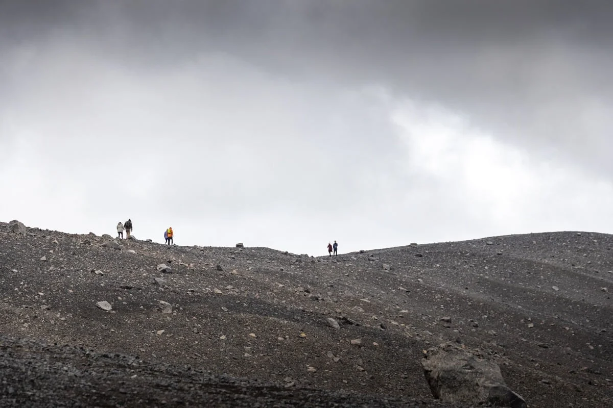 Groupe de randonneurs sur une crête rocheuse volcanique