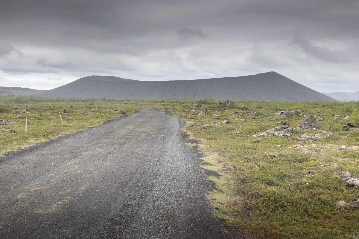 Route de gravier menant vers un cratère volcanique