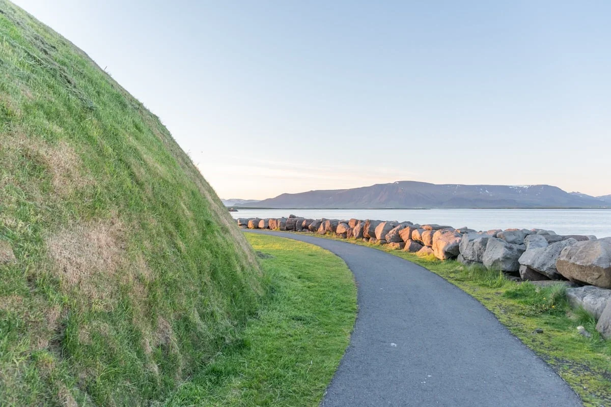Sentier pavé longeant le dôme vers une baie et des montagnes